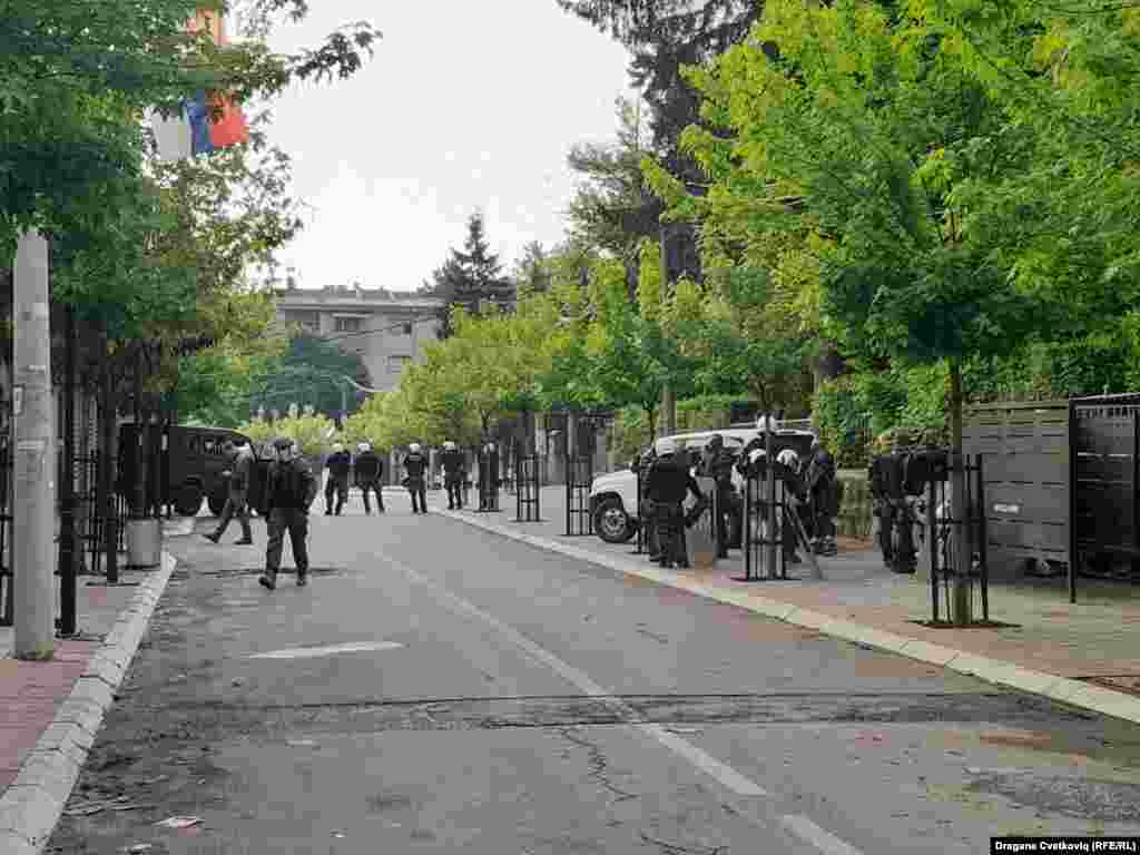 Војници на КФОР низ улиците во северно Косово.