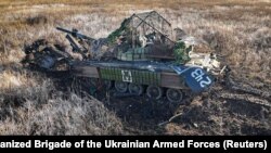 Подбитый российский танк с противоминным катком возле города Угледар Донецкой области, 2023 год