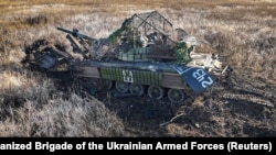 Підбитий російський танк із протимінним катком біля міста Вугледару на Донеччині, ілюстративне фото
