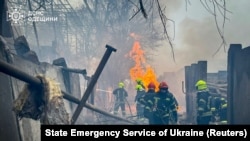 Рятувальники працюють на місці російського удару, фото ілюстративне
