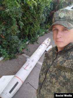 Российский солдат в оккупированной Херсонской области и противорадиолокационная ракета HARM, 2022 год.