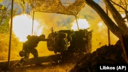 Український військовий 10-ї штурмової бригади «Едельвейс» веде вогонь по російських позиціях поблизу Бахмута, 5 липня 2023 року
