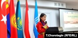ЮНЕСКОго караштуу Көчмөндөр цивилизациясын изилдөө эл аралык институтунун директору, доктор Мунхтуул Чулуунбаатар айым “Көчмөндөр асыл нарктары” аттуу эл аралык симпозиумда сүйлөөдө. 05.12.2023.