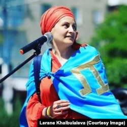 Леране с флагом крымских татар в День Независимости Украины в Ирпене