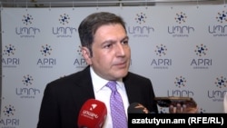 ՀՀ ԱԳ փոխնախարար Պարույր Հովհաննիսյանը զրուցում է լրագրողների հետ, Երևան, 27-ը հունիսի, 2024թ.