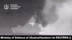 Кадри, які показують, як дим піднімається від, за словами української військової розвідки, російського корабля «Сергій Котов», 5 березня 2024 року