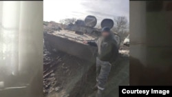 Карим перед военной машиной в Запорожской области Украины. Ноябрь 2022 года.