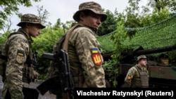 Ілюстраційне фото. Українські артилеристи біля самохідної гаубиці «Цезар» французького виробництва перед стрільбою по позиціях російських військ. Поблизу Авдіївки на Донеччині, 31 травня 2023 року