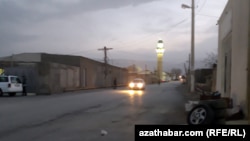 Baharlyda tozanly tupan. Türkmenistan, 2023-nji ýylyň fewral aýy.