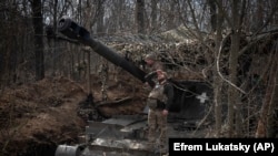 Укранські військові із гаубицею 2С3 на позиціях поблизу Бахмута, 25 березня 2024 року