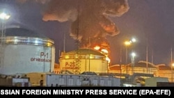 Архівна світлина. Пожежа на нафтобазі в Краснодарському краї Росії, яка виникла, як повідомляють, внаслідок атаки дрону. 2023 рік