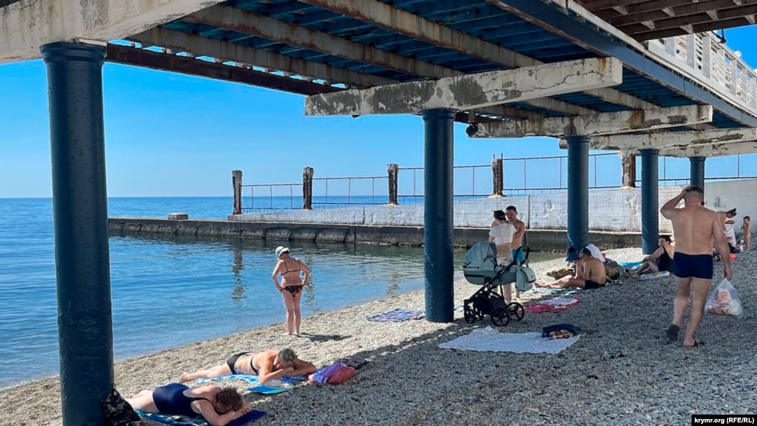 O plajă din Alushta, Crimeea, fotografiată pe 17 iunie 2023.