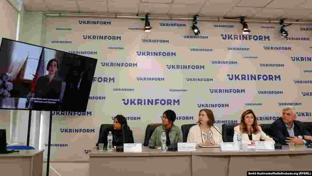 Во время пресс-конференции гости также включались онлайн