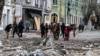 Рятувальники працюють на місці російського обстрілу в Херсоні, 2 лютого 2024 року