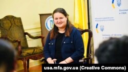За словами посолки Оксани Маркарової, під санкції вже потрапило тисячі російських фізичних осіб та компаній