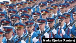 Predsednik Srbije Aleksandar Vučić izjavio je da želi da veruje da će Vlada Srbije usvojiti odluku o vraćanju obaveznog vojnog roka od 75 dana. 