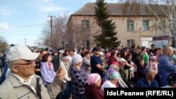 28 апрельдә Башкортстанның Баймак районы Ишморза авылында алтын табучы оешмаларга лицензия бирүгә каршы халык җыены узды