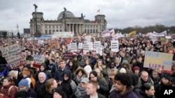 Тисячі людей у Берліні виходять на акції проти ультраправої партії «Альтернатива для Німеччини» (AfD), яка зокрема виступає і проти підтримки України. Німеччина, 3 лютого 2024 року 