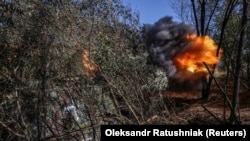 Українські військові ведуть вогонь по російських позиціях, 22 вересня 2023 року