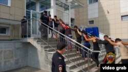 Орусияда рейд учурунда кармалган мигранттар. Архивдик сүрөт.