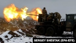 Українські військові ведуть вогонь із зенітної установки по позиціях армії РФ поблизу Бахмута, 4 лютого 2023 року