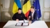 Президент України Володимир Зеленський і прем’єр-міністр Бельгії Александр Де Кроо (праворуч) під час підписання двосторонньої Угоди про співробітництво у сфері безпеки та довгострокову підтримку. Брюссель, 28 травня 2024 року 