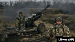Українські військові ведуть вогонь із гаубиці по російських позиціях поблизу Бахмуту на Донеччині, 7 березня 2023 року