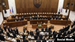 Парламентарі схвалили урядову програму, яка, серед іншого, включає передвиборчу обіцянку Роберта Фіцо припинити військову допомогу Україні. Фото ілюстративне 