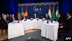 Бывший президент США Джо Байден (в центре), экс-госсекретарь США Энтони Блинкен (третий справа за столом) и лидеры пяти стран Центральной Азии. Нью-Йорк, 19 сентября 2023 года