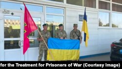 Троє українських військовослужбовців, які потрапили до Угорщини без згоди Києва, на угорсько-українському кордоні на шляху до повернення в Україну. 20 червня 2023 року