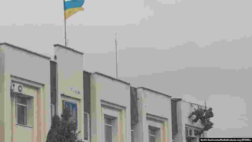 Сілавікі штурмуюць будынак гарадзкой рады. Паводле легенды вучэньняў, «дывэрсанты прабраліся туды і захапілі закладнікаў» 