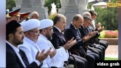 Президент Шавкат Мирзиёев, муфтий Нуриддин Холиқназаров, Бош вазир Абдулла Арипов ва бошқа расмийлар Тошкентдаги "Шаҳидлар хотираси" хиёбонидаги маросимда. 31 август, 2023 