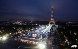 Ашылу салтанатының негізгі сахнасы Эйфель мұнарасы маңында құрылды.
