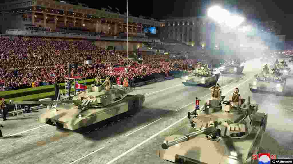 Севернокорејски тенкови на воена парада во јули. Оружјето направено во сиромашната азиска земја е оценето, од некои аналитичари, како несигурно по инцидентот во 2010 година кога Северна Кореја лансираше околу 170 ракети и гранати кон јужнокорејски цели на островот Јеонпјеонг. Според извештаите на Јужна Кореја, помалку од половина од испуканите проектили го погодиле островот. Од оние што го погодиле, околу една четвртина не успеале да детонираат. 
