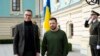 Прэзыдэнты Фінляндыі і Ўкраіны Аляксандар Стуб (зьлева) і Ўладзімір Зяленскі падчас візыту Стуба ў Кіеў у красавіку 2024 году