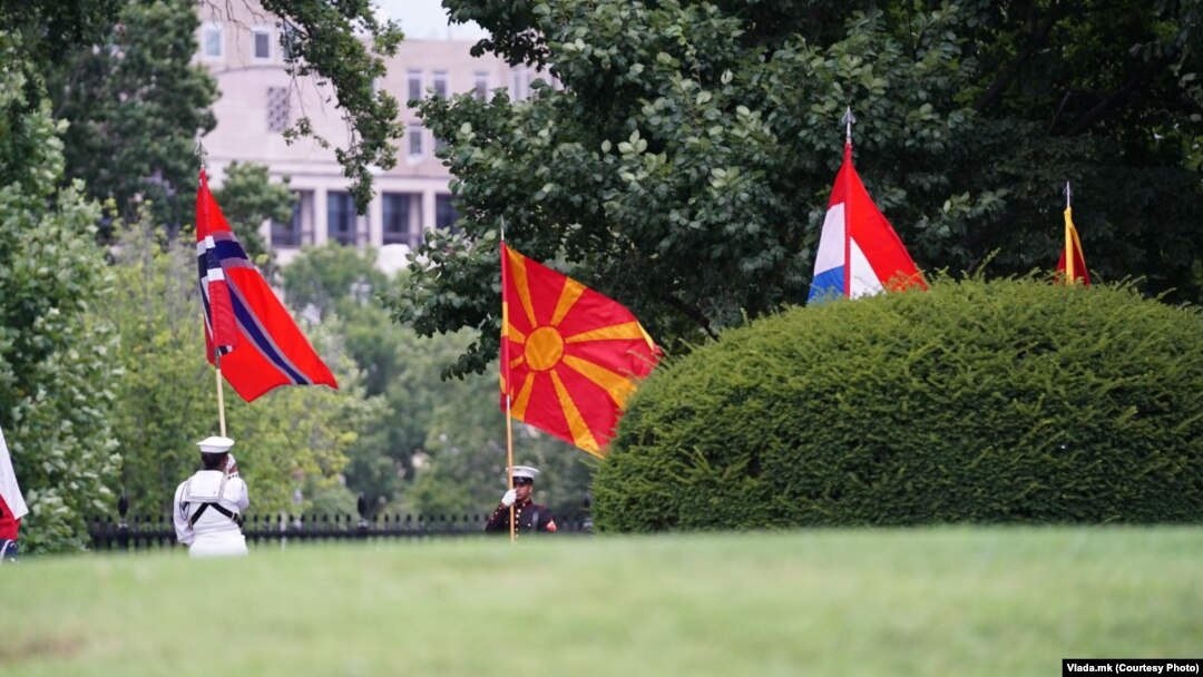 Илустрација - Македонското знаме на НАТО самитот во Вашингтон, јули 2024