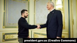 Прем’єр-міністр Латвії Кріш’яніс Каріньш (п) і президент України Володимир Зеленський, архівне фото, березень 2023 року