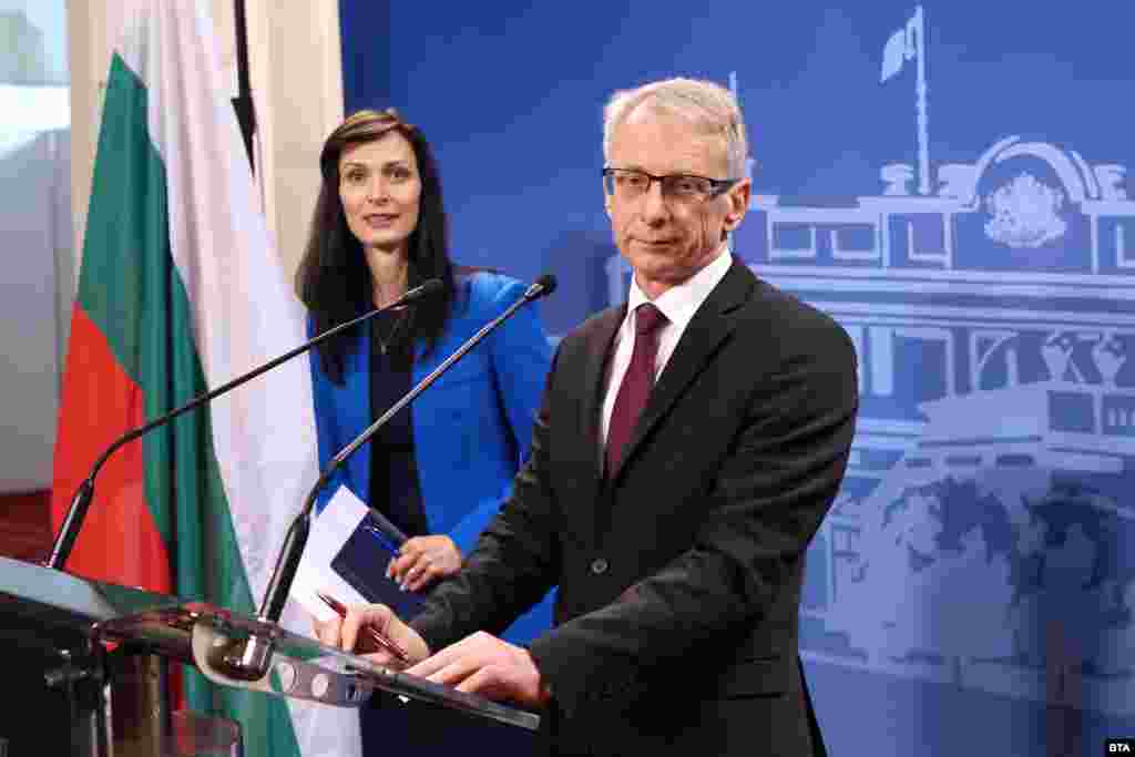 БУГАРИЈА - Бугарија ќе добие нов владин состав предложен од коалицијата „Продолжуваме со промените - Демократска Бугарија“ (ПП-ДБ) со поддршка на ГЕРБ . Премиерот на оваа влада ќе се менува на ротациона основа. Во првите 9 месеци премиер ќе биде Николај Денков од ПП, а вицепремиер и министер за надворешни работи Марија Габриел од ГЕРБ. Следните 9 месеци Габриел ќе стане премиер, а Денков вицепремиер.