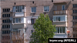 Місто Оріхів Запорізької області. Багатоповерхівка, в якій живуть 10 людей, інші виїхали з міста через обстріли і авіаудари