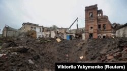 Воронка після російського ракетного удару у місті Куп’янськ, 25 квітня 2023 року 
