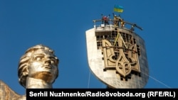 На щиті монумента «Батьківщина-мати», який мають перейменувати на «Україна-мати», вже встановили тризуб замість радянського герба. Київ, 6 серпня 2023 року 