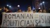 Banner pe care scrie „Politicienii români = ISIS”, la un protest organizat în 2015, după incendiul de la clubul Colectiv. Protestatarii au scandat sloganuri împotriva corupției și a clasei politice. Încrederea în partide scade constant în ultimele decenii.