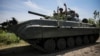 Українські військові їдуть на бойовій машині піхоти БМП-1 у звільненому від армії РФ селі Нескучне на Донеччині, 13 червня 2023 року