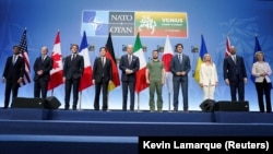 Лідери G7, президент України Володимир Зеленський, представники ЄС позують для фото в рамках заходу, на якому оголосили Спільну декларацію про підтримку України під час саміту НАТО у Вільнюсі, 12 липня 2023 року 