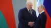 Олександр Лукашенко (ц) із російським лідером Володимиром Путіним, архівне фото
