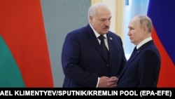 Олександр Лукашенко (л) із російським лідером Володимиром Путіним у Москві, 2023 рік