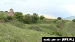 Սուրբ Աստվածածին եկեղեցին և սահմանի մոտ տեղադրված ուղղորդող սյունը, Ոսկեպար, 17-ը մայիսի, 2024թ․