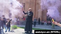 Բագրատ արքեպիսկոպոս Գալստանյանը Երևանի սուրբ Աննա եկեղեցու բակում, 27-ը մայիսի, 2024թ.