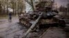 Чи здатний російський ВПК компенсувати втрати РФ в Україні? На світлині – знищений танк на околиці Чернігова, 21 квітня 2022 року