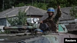 Українські військові у Курській області позначають себе синім скотчем, а н абойовій техніці зображені трикутники